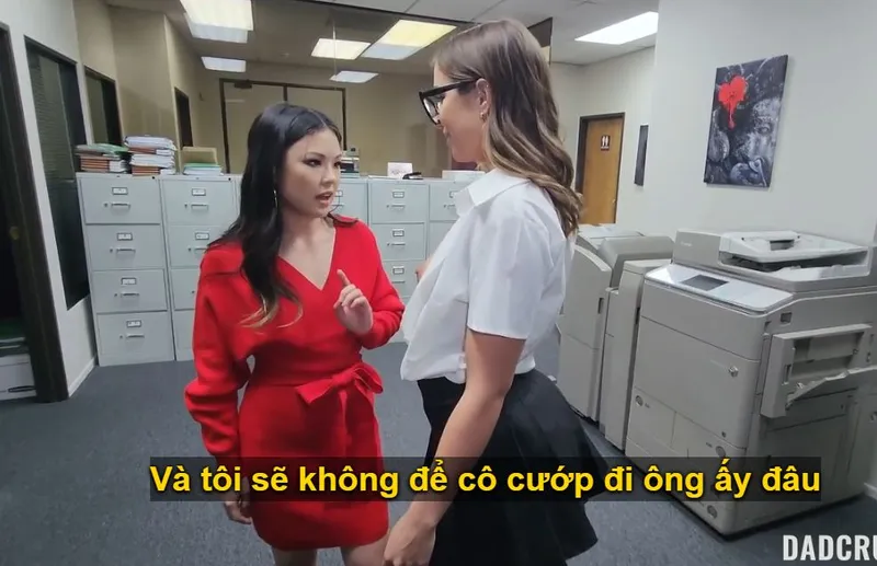 Bố dượng trúng số xoạc cùng lúc tiểu thư và em trợ lý riêng